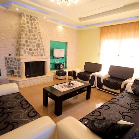 Mihal Suites Sarande Bagian luar foto
