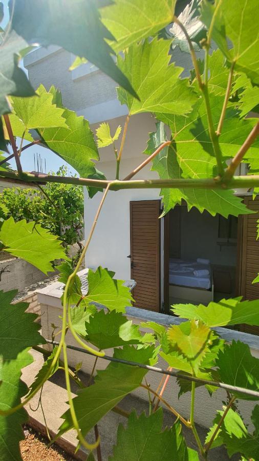 Mihal Suites Sarande Bagian luar foto