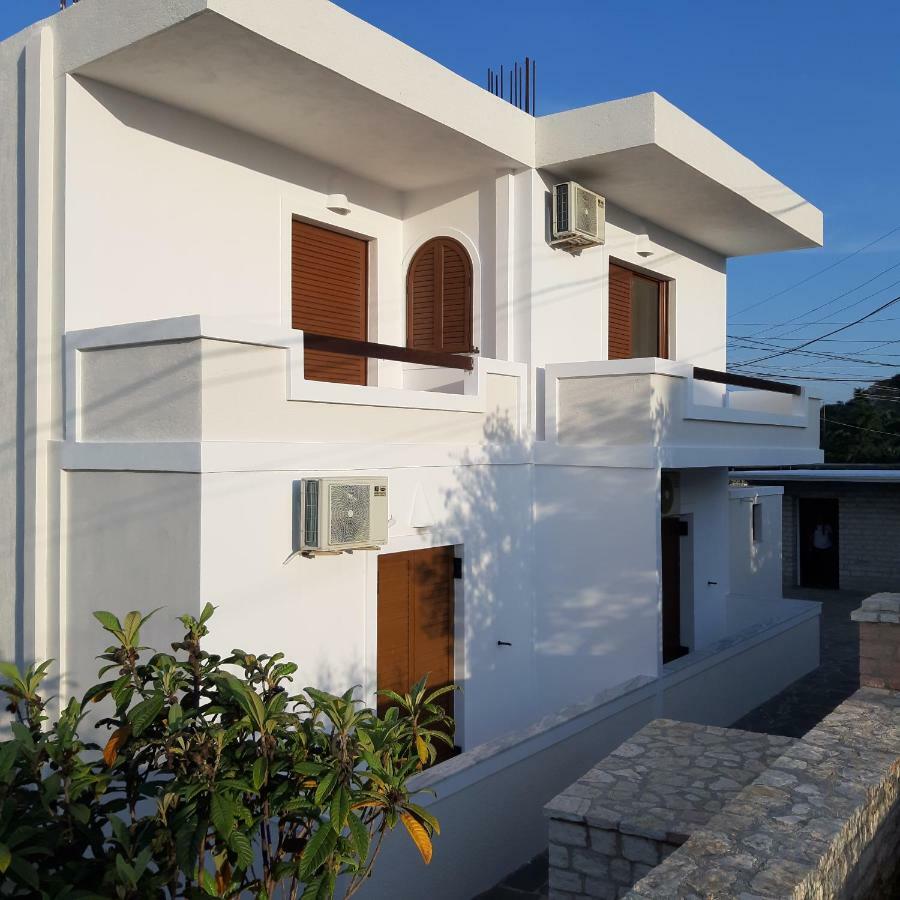 Mihal Suites Sarande Bagian luar foto